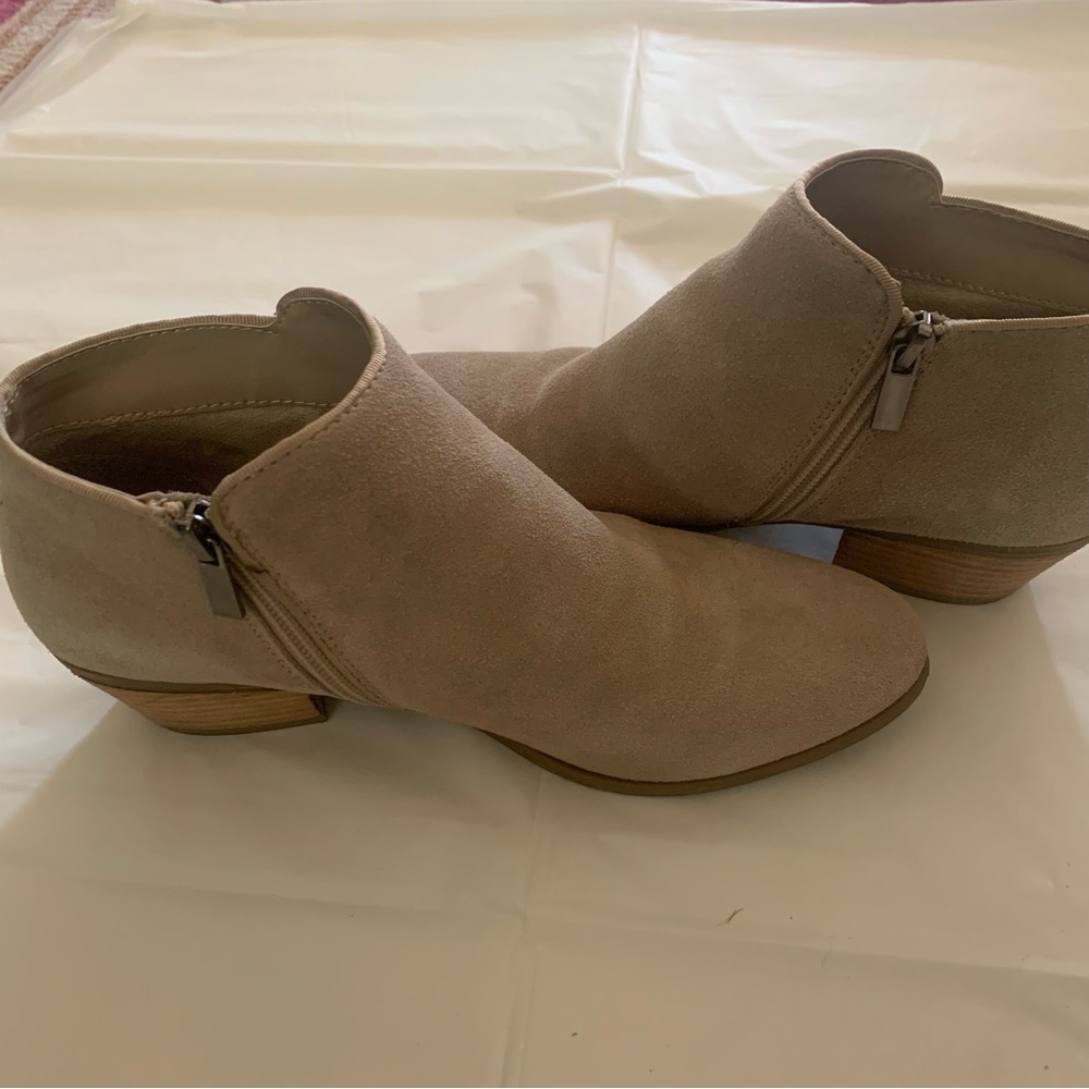 CROWN VINTAGE beige suede booties - Picture 5 of 8
